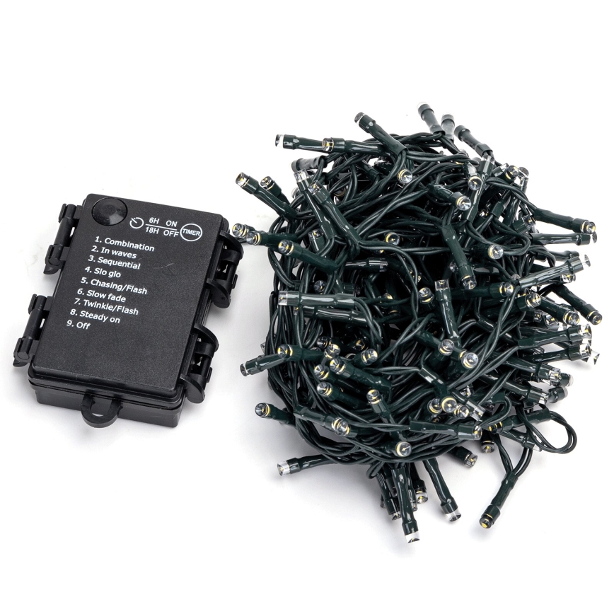 Elektrický svetelný veniec s ovládačom leží na bielom podklade. Ovládač má deväť svetelných režimov: kombinácia, vlny, sekvenčné, pomalé žiarenie, prenasledovanie/blesk, pomalé zhasínanie, blikanie/blesk, stála žiara a vypnuté. Veniec je tmavozelený.