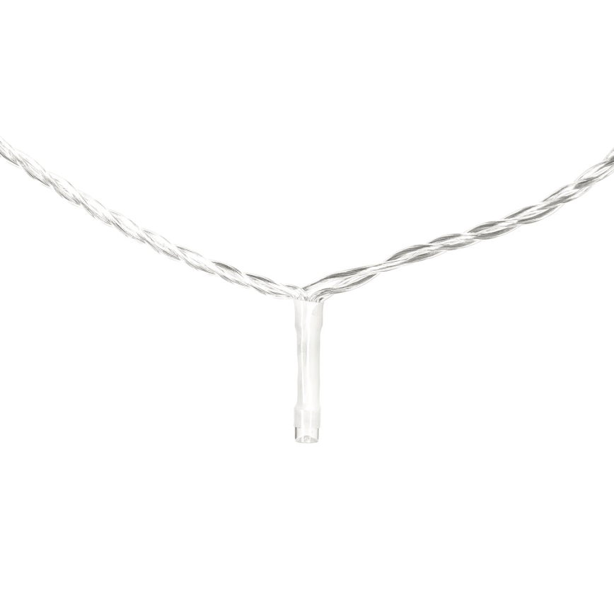 Elektrický svetelný reťazec visí. Jeho priehľadný kábel je skrútený a z neho smeruje dolu jedna dióda. Pozadie je biele.