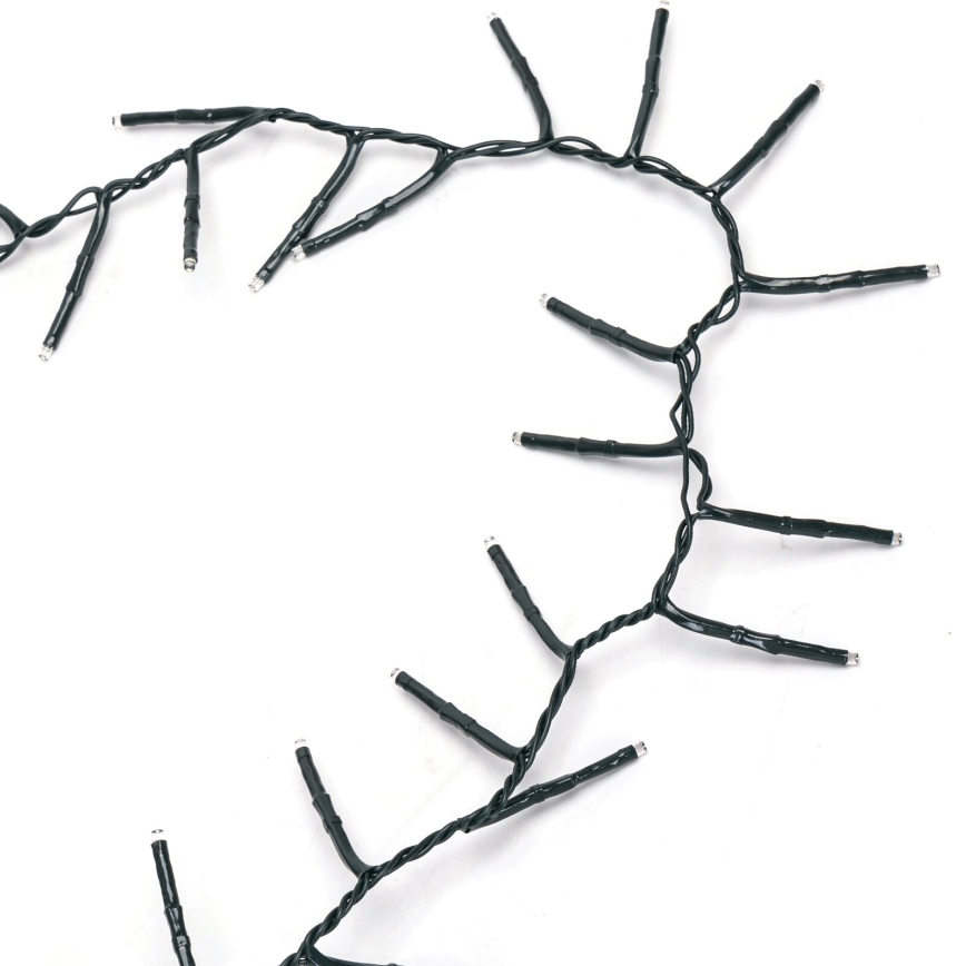 Svetelný reťaz s malými LED diódami je stočený na bielom pozadí. Diódy sú umiestnené na tenkých, čiernych kábloch. Svetlá sú vypnuté.