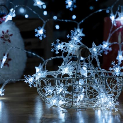 Aigostar - LED Vonkajší vianočný reťaz 25xLED/8 funkcií 3xAA 2,5 m IP44 studená biela