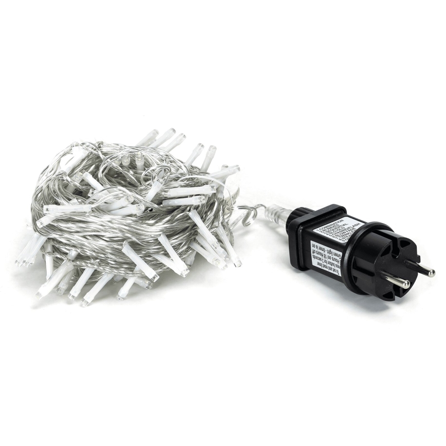 Svetelný reťaz s LED diódami je zrolovaný na bielom pozadí. Pripojený je k čiernemu sieťovému adaptéru s európskou zástrčkou. Na adaptéri je drobný, nečitateľný text.