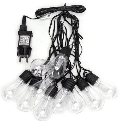 Dekoračné svetelné reťaz s desiatimi priehľadnými žiarovkami s LED diódami a čiernymi kovovými objímkami, pripojená k sieťovému adaptéru.