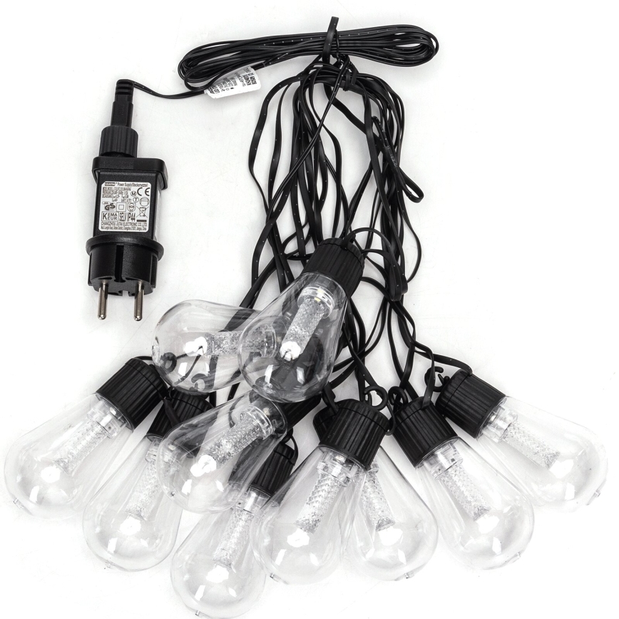 Dekoračné svetelné reťaz s desiatimi priehľadnými žiarovkami s LED diódami a čiernymi kovovými objímkami, pripojená k sieťovému adaptéru.