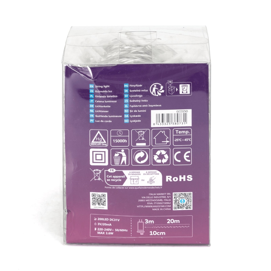 Svetlená reťaz v priehľadnom obale; balenie obsahuje technické informácie o produkte, vrátane názvu v mnohých jazykoch (napr. String light, Guirnalda luz, Girlanda świetlna), technických parametrov (200 LED, 3V/20mA, 220-240V, 50/60Hz, max. 3.6W) a dĺžky (3m, 20m, 10cm).