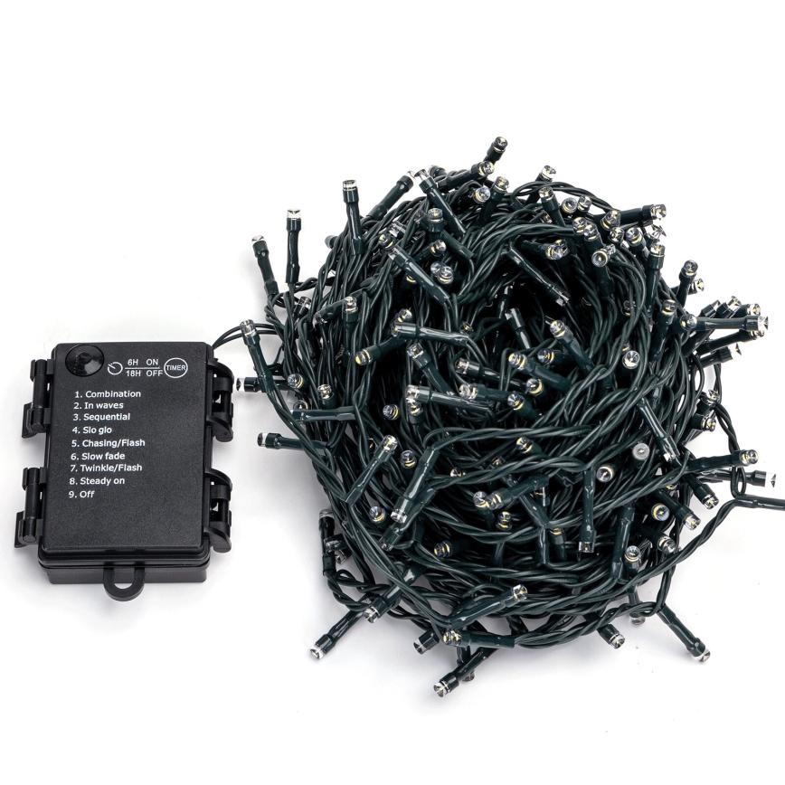 LED svetelný reťaz s ovládačom leží na bielom podklade. Ovládač umožňuje 9 svetelných režimov. Reťaz je zrolovaná a obsahuje mnoho malých LED diód.
