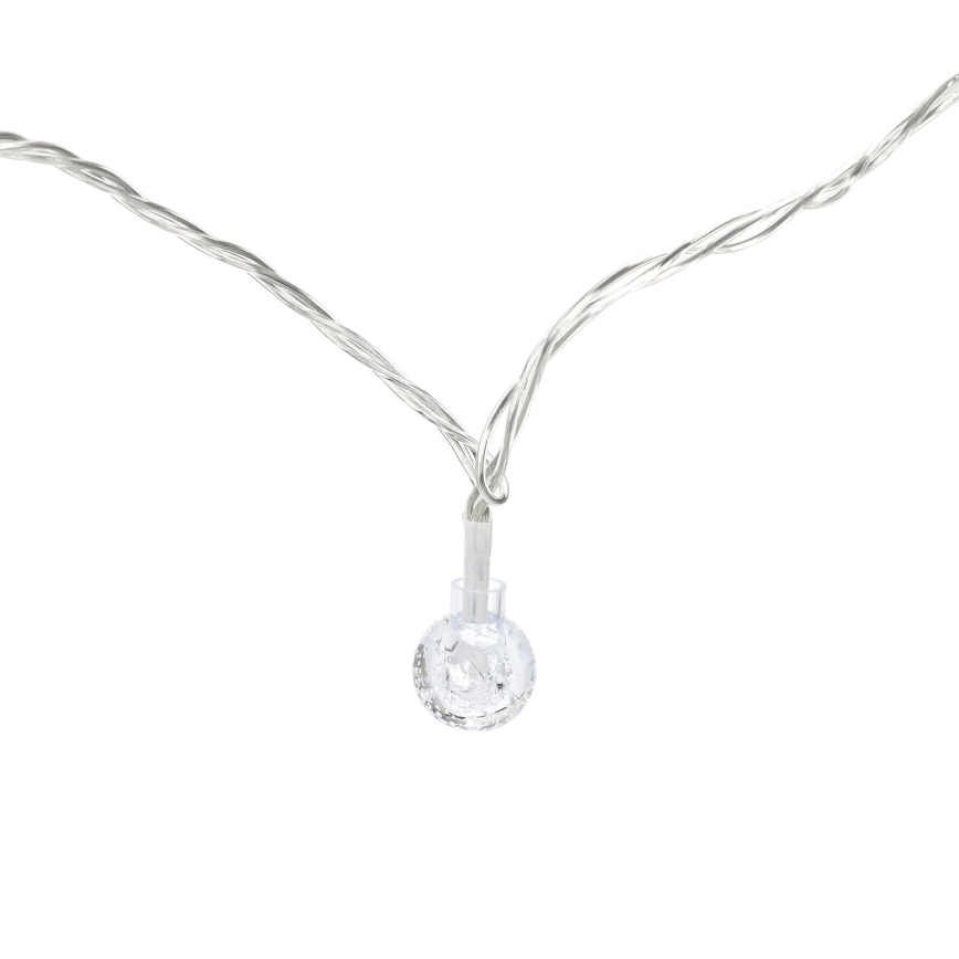 Svetlá s guľovitými tienidlami visia na tenkom striebornom kábli. Tienidlá sú priesvitné a majú jemnú textúru. Celok je na bielom pozadí.