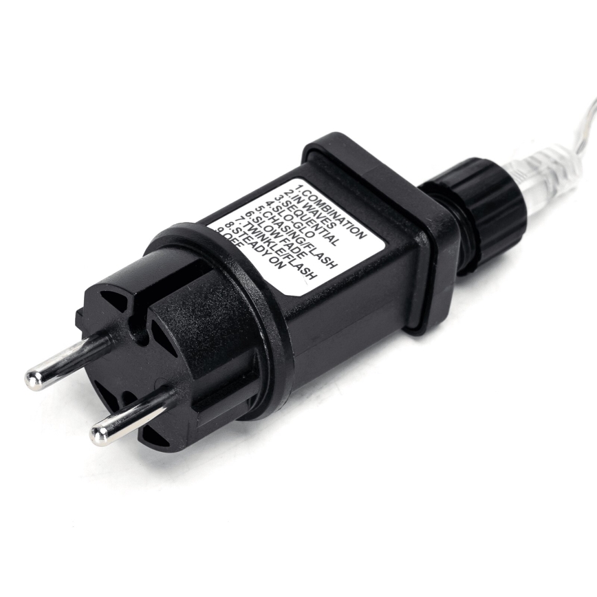 Čierny elektrický adaptér s dvojkolíkovou zástrčkou je zobrazený na bielom pozadí. Na adaptéri je nápis: 1. COMBINATION 2.IN WAVES 3.SEQUENTIAL 4.SLO-GLO 5.CHASING/FLASH 6.SLOW FADE 7.TWINKLE/FLASH 8.STEADY ON OFF.