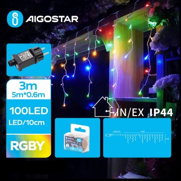LED svetelný reťaz s 100 LED diódami, dlhý 5 metrov a vysoký 0,6 metra, v RGBY farbách, je pripojený k sieti. Reťaz je zavesený na poličke. Súčasťou balenia je aj zdroj napájania.
