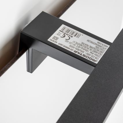 Svietidlo je pripevnené k zrkadlu. Je tmavosivé, pripojené k povrchu. Na ňom je štítok s údajmi: 12W 220-240V- 50Hz/60Hz 4000K, 20883 MEZZAGO(MB), ITALIA PIVA, 1250lm IP44 130mA ta=45°C M1-C01-600, AIGOSTAR LED MIRROR LIGHT IG230701, ITALIA MARKET SRL VIA DELLE INDUSTRIE 9/1 CE, IT10502730962, MADE IN CHINA, HTTP://WWW.AIGOSTAR.COM.