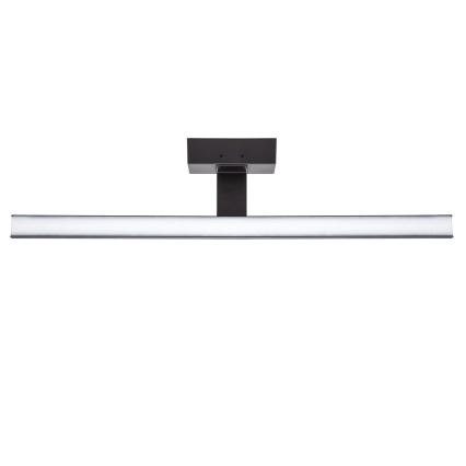 Dlhá, horizontálne orientovaná LED lampa je pripevnená k stropu pomocou čiernej kovovej konštrukcie. Lampa je obdĺžniková, s difúznym svetlom. Je umiestnená na bielom pozadí.