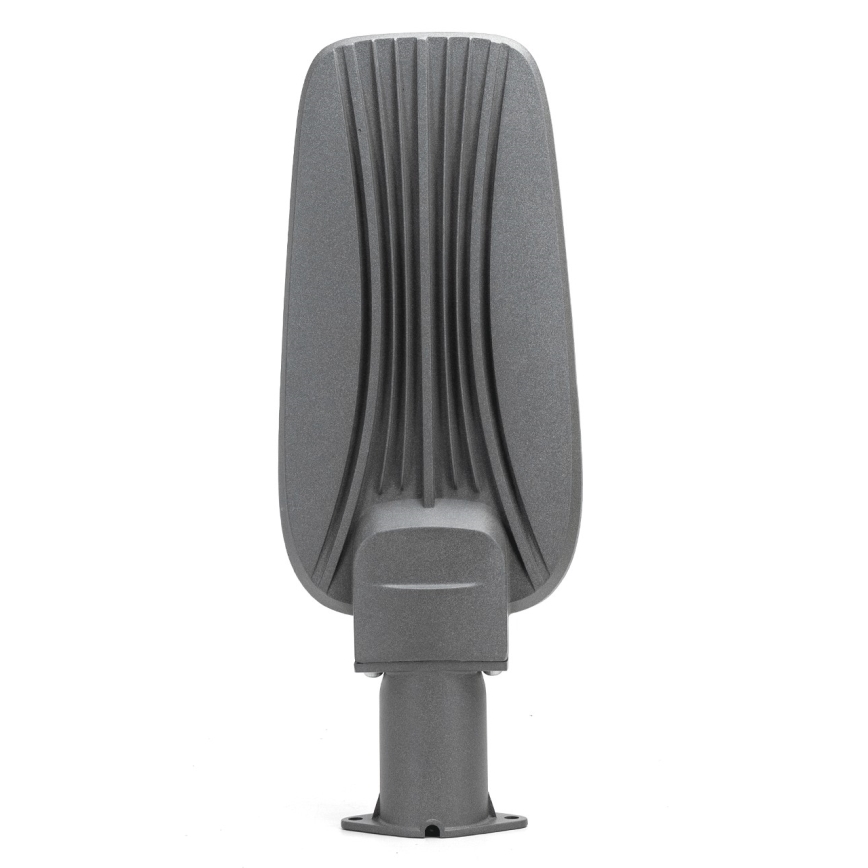 Štýlová šedá LED pouličná lampa stojí na pevnom podstavci. Jej telo má vertikálne drážkovaný povrch. Lampa je izolovaná na bielom pozadí.
