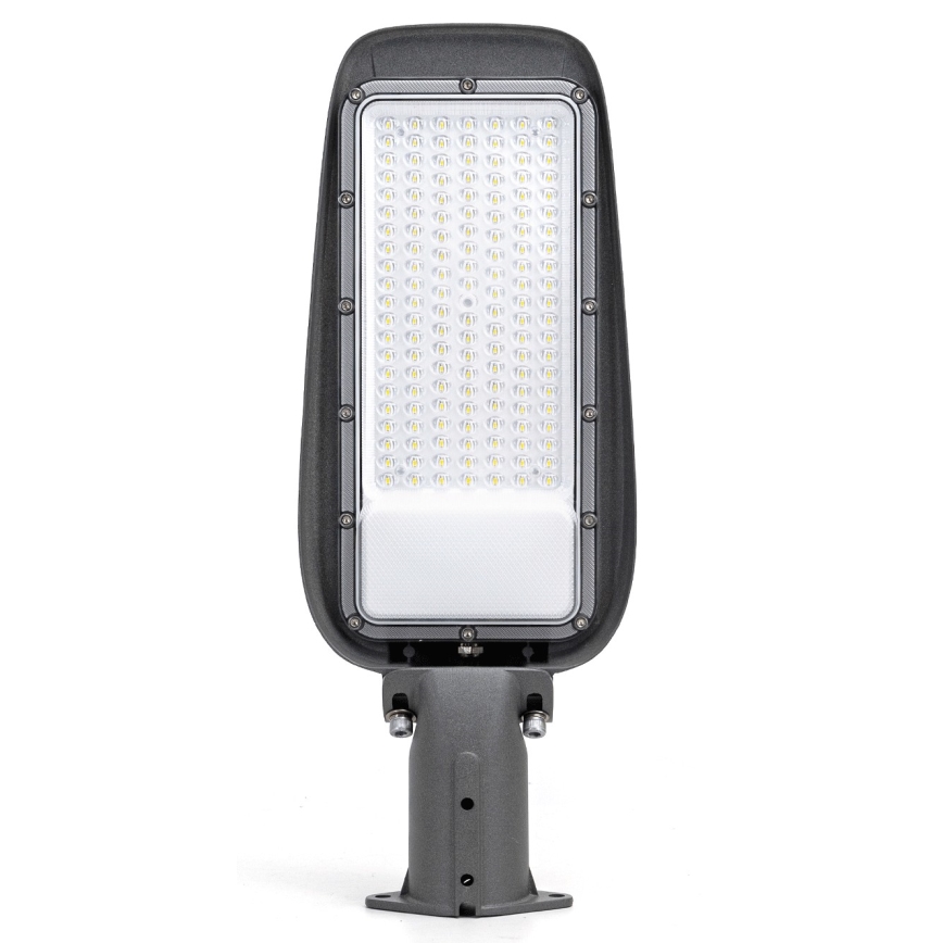 LED pouličná lampa svieti. Je umiestnená na tmavom kovovom stožiari s pripojením na upevnenie. Lampa je obdĺžniková, sivá s mnohými malými LED diódami.