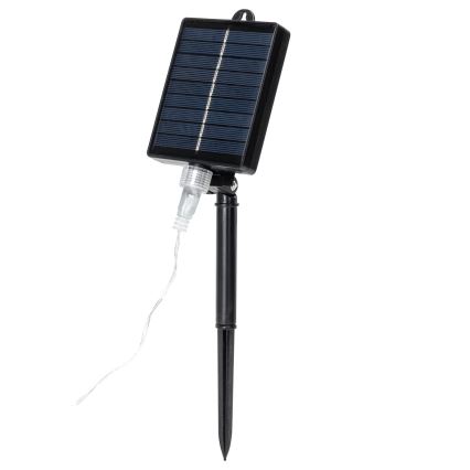 Solárny panel s čiernym krytom zachytáva slnečnú energiu. Z neho vedie kábel k čiernemu kolovému stojanu určenému na zapichnutie do zeme.