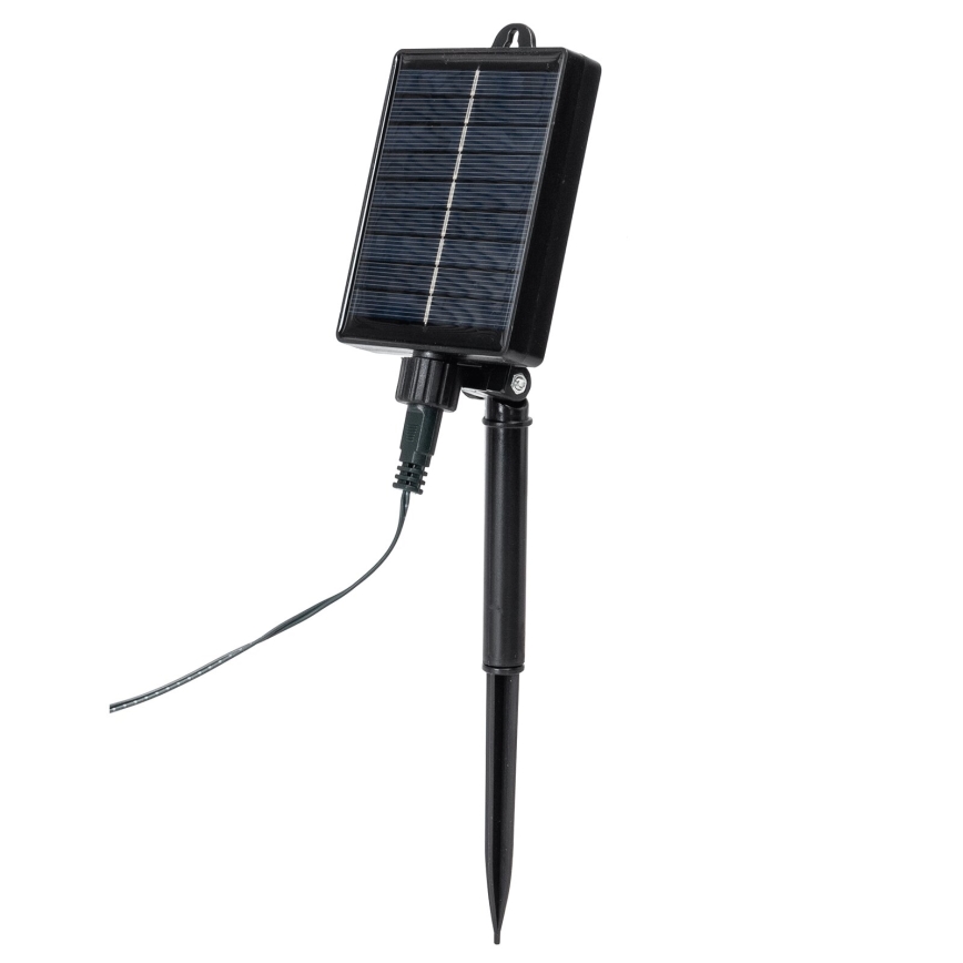 Solárny panel s káblom je pripevnený k čiernemu kovovým kolíku. Slúži na premenu slnečnej energie na elektrinu. Je umiestnený na bielom pozadí.