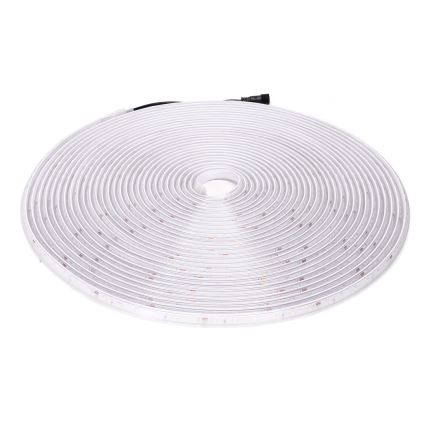 LED pásik je stočený do kruhu na bielom podklade. Pásik má bielu farbu a je vybavený čiernym káblom s konektorom.