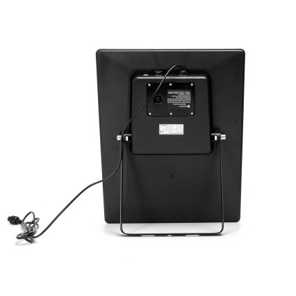 Čierny solárny panel s pripojeným káblom stojí na bielom pozadí. Na zadnej strane je viditeľný štítok s technickými údajmi.