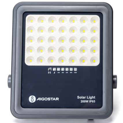 Štvorcová solárna lampa AIGOSTAR 200W IP65 svieti. Má mnoho LED diód a indikátor nabitia batérie (20%, 40%, 60%, 80%, 100%). Je umiestnená na bielom pozadí.