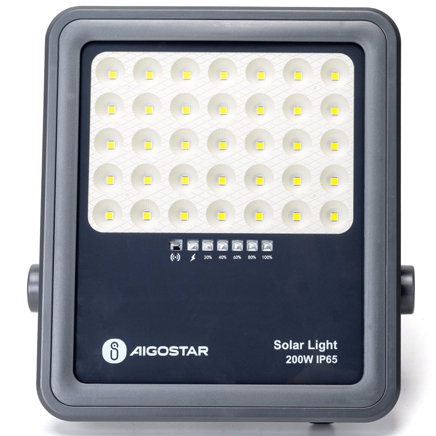 Štvorcová solárna lampa AIGOSTAR 200W IP65 svieti. Má mnoho LED diód a indikátor nabitia batérie (20%, 40%, 60%, 80%, 100%). Je umiestnená na bielom pozadí.