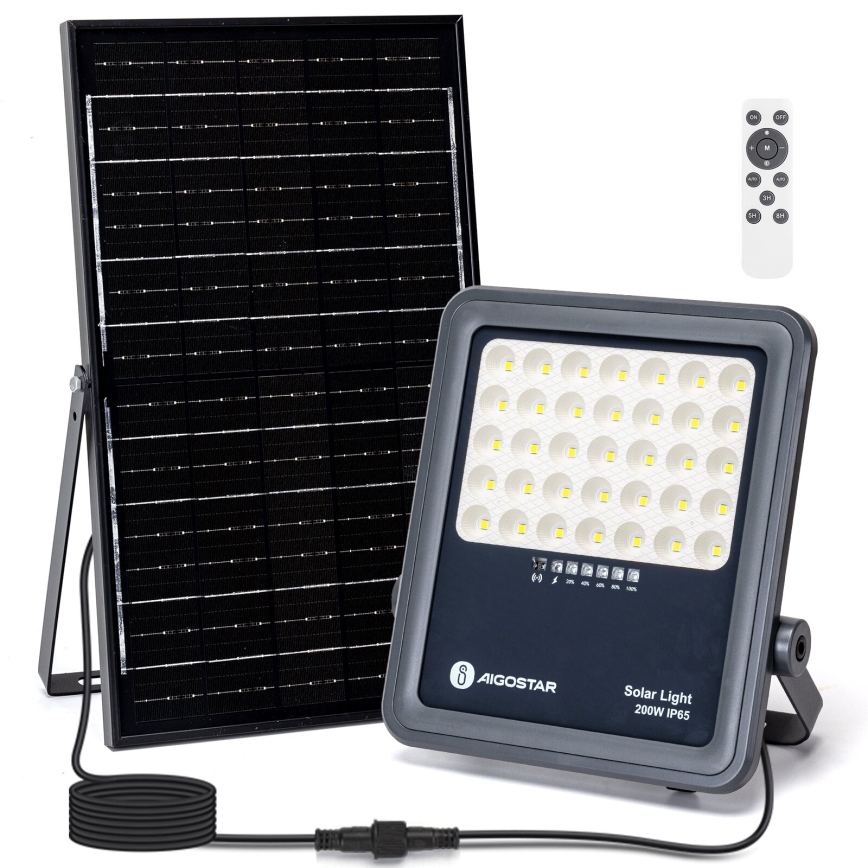 Solárny reflektor s 200W svieti. Napája ho pripojený solárny panel. Súčasťou je diaľkové ovládanie. Text na reflektori: AIGOSTAR Solar Light 200W IP65.