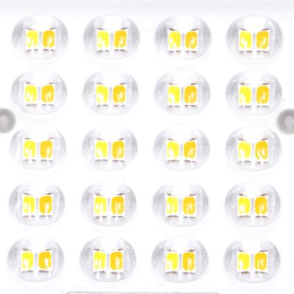 LED diódy – svietia – v plastovom paneli.
