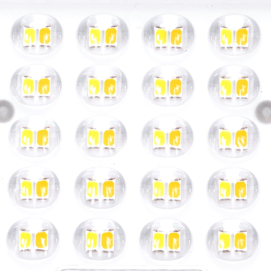 LED diódy – svietia – v plastovom paneli.