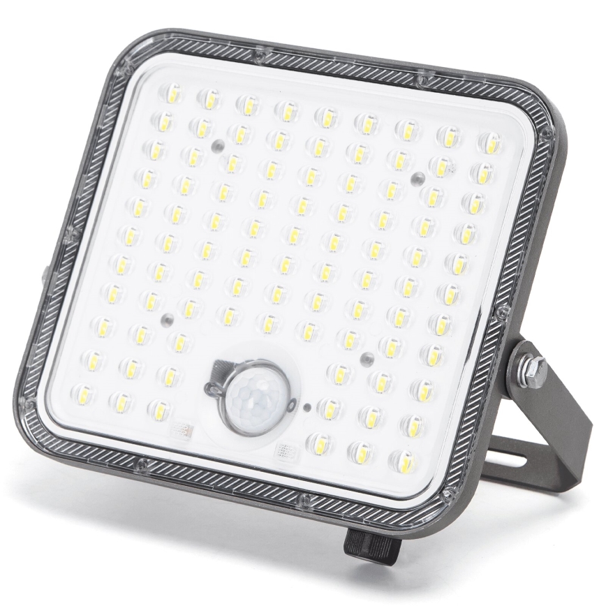 LED reflektor s mnohými diódami svieti. Je vybavený snímačom pohybu. Reflektor je umiestnený na kovovom držiaku.