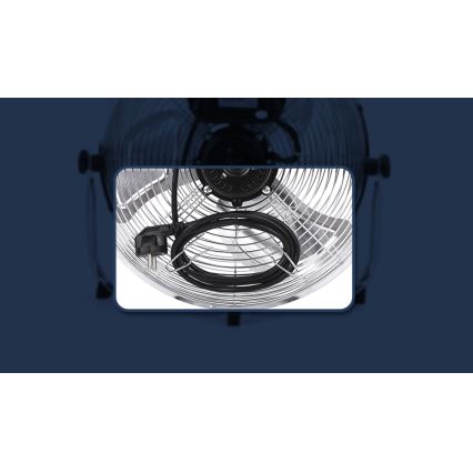 Ventilátor s kovovou mriežkou a čiernym napájacím káblom je zobrazený zhora. Kábel je omotaný okolo zadnej časti ventilátora. Ventilátor je umiestnený na tmavšom pozadí.