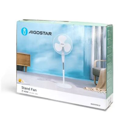 Stolový ventilátor AiGOSTAR stojí v svetlej miestnosti. Ventilátor je biely, má tri lopaty a je na stojane. Na krabici je uvedené: Stand Fan 40W / 220-240V ~ 50Hz, B30101ML9.