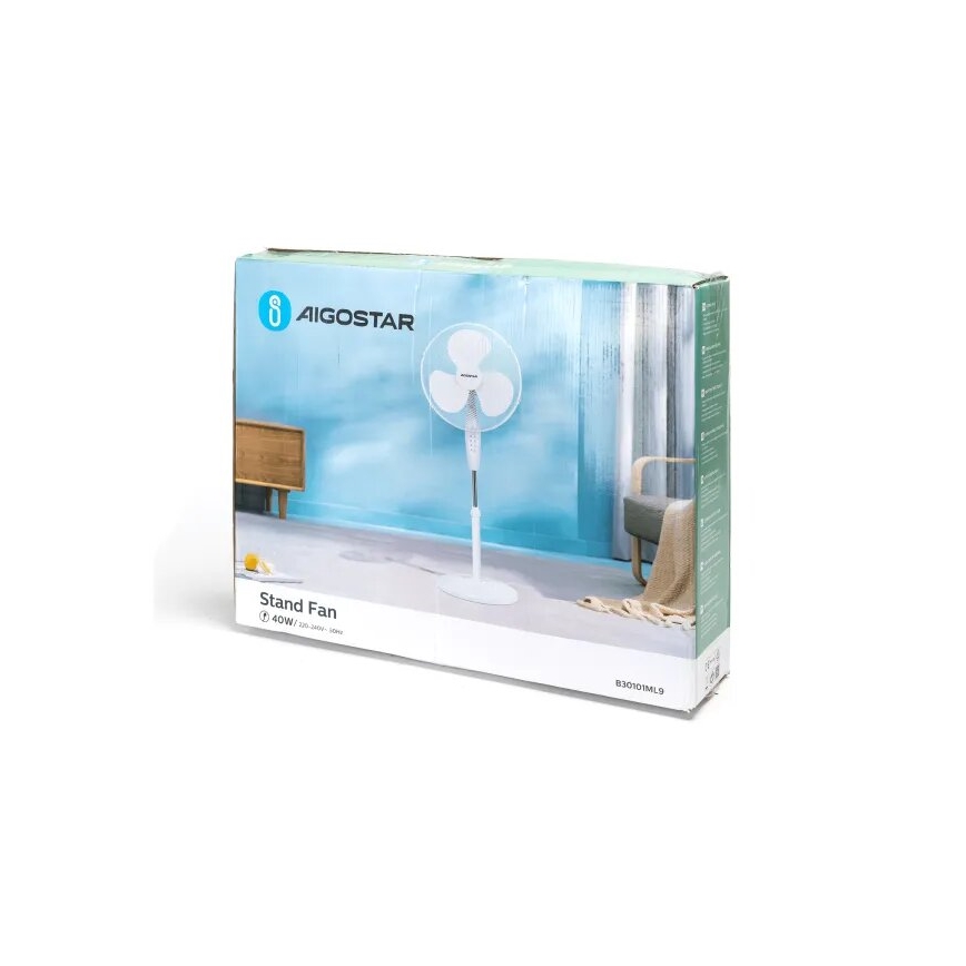 Stolový ventilátor AiGOSTAR stojí v svetlej miestnosti. Ventilátor je biely, má tri lopaty a je na stojane. Na krabici je uvedené: Stand Fan 40W / 220-240V ~ 50Hz, B30101ML9.