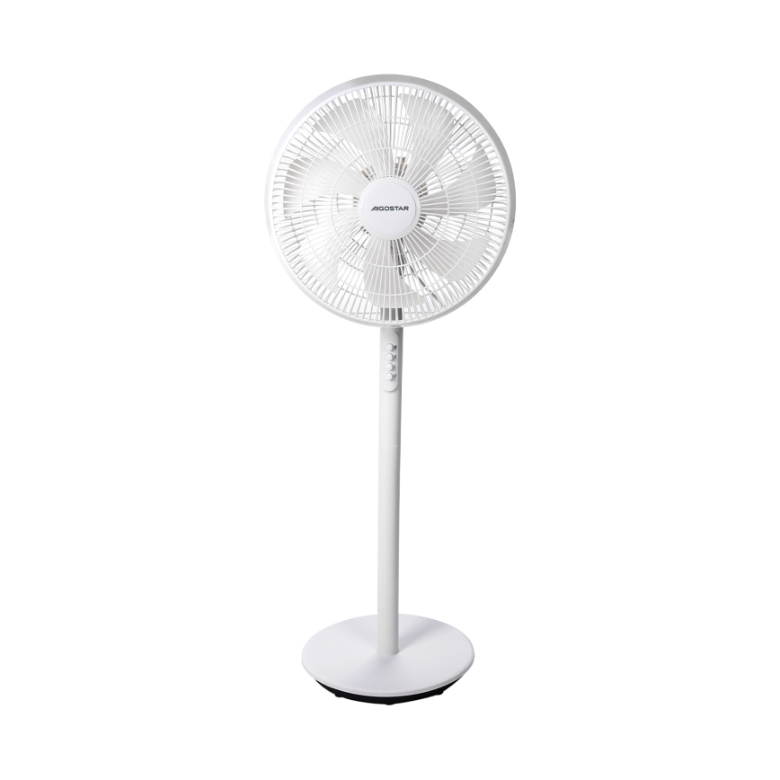 Stolový ventilátor s bielym telom a kruhovými vrtuľami sa nachádza na bielom podstavci. Na stĺpiku ventilátora je umiestnený ovládací panel. LOGO: ADDOSTAR.