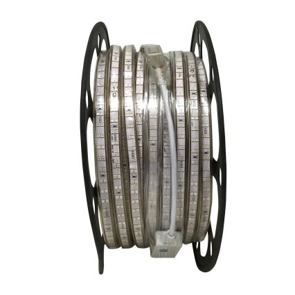 LED pásik na cievke s pripojeným káblom. Je navinutý na čiernom plastovom stojane. Na pásiku je viditeľné označenie „A100“.