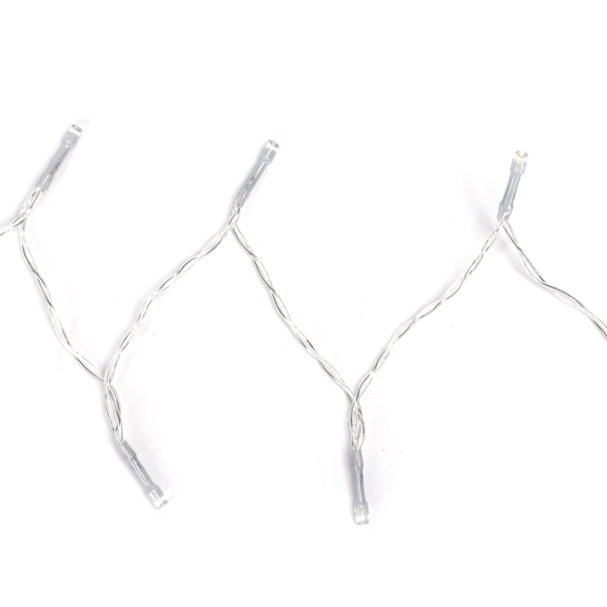 Svetielkový veniec s LED diódami je rozložený do tvaru písmena W na bielom pozadí. Diódy vyžarujú svetlo.