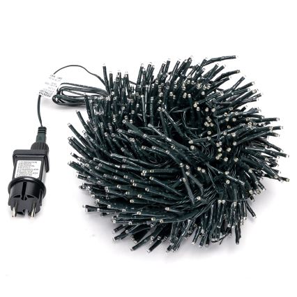 Svetelný reťaz s mnohými malými LED diódami je zvinutý. Pripojený je k sieťovému adaptéru. Na adaptéri je popis funkcií: 1.Combination, 2.Sequential, 3.Slower glow, 4.Flashing, 5.Chasing/Flash, 6.Slow fade, 7.Twinkle/Flash, 8.Steady on.