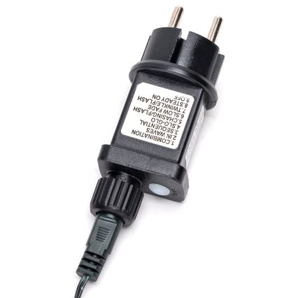 Čierna sieťová zástrčka s textom popisujúcim osem svetelných režimov: kombinácia, vlny, pomalé svetlo, postupnosť, pomalé prechody, prenasledovanie/blesk, trblietanie/blesk a stále svietenie. Zástrčka je umiestnená na bielom pozadí.