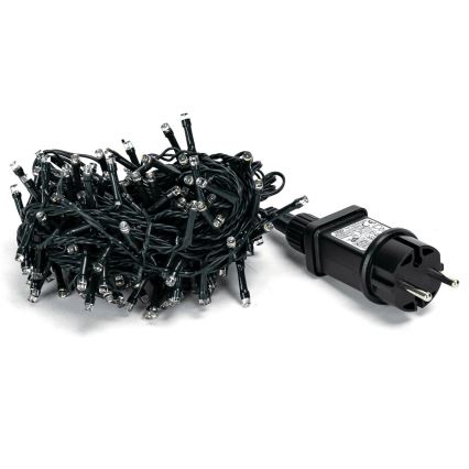 LED svetielka s čiernym káblom sú zrolované. Pripojený je sieťový adaptér s európskou zástrčkou. Celok je na bielom pozadí.