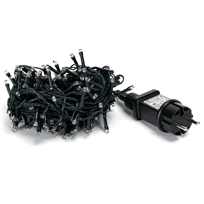 LED svetielka s čiernym káblom sú zrolované. Pripojený je sieťový adaptér s európskou zástrčkou. Celok je na bielom pozadí.