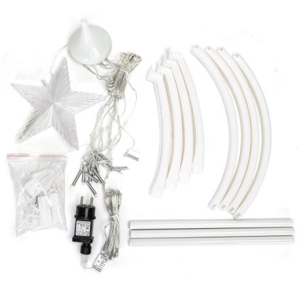 Rozložené súčiastky svetelnej dekorácie: hviezda, svetelný reťaz, plastové oblúky, tyče a zdroj napájania. Súčiastky sú pripravené na zostavenie. Na obale zdroja napájania je nečitateľný text.