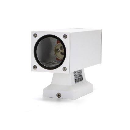 Biela nástenná lampa čaká na inštaláciu. Je vyrobená z kovu a má štvorcový tvar s viditeľnou objímkou pre žiarovku. Na zadnej strane je viditeľné označenie: „IP44, 220-240V, 50Hz, E27, Max 60W“.