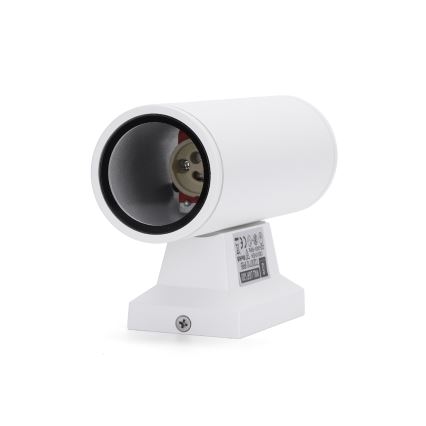 Biela nástenná lampa valcovitého tvaru s viditeľnou objímkou na žiarovku je umiestnená na bielom štvorcovom podstavci. Na podstavci je viditeľné označenie: CE, 2-240V, 50/60Hz, GU10, MAX 35W, LED, a nápis MBP LIGHTING.