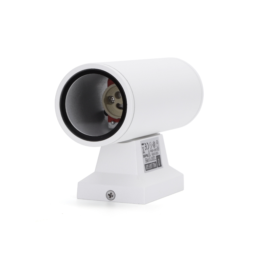 Biela nástenná lampa valcovitého tvaru s viditeľnou objímkou na žiarovku je umiestnená na bielom štvorcovom podstavci. Na podstavci je viditeľné označenie: CE, 2-240V, 50/60Hz, GU10, MAX 35W, LED, a nápis MBP LIGHTING.