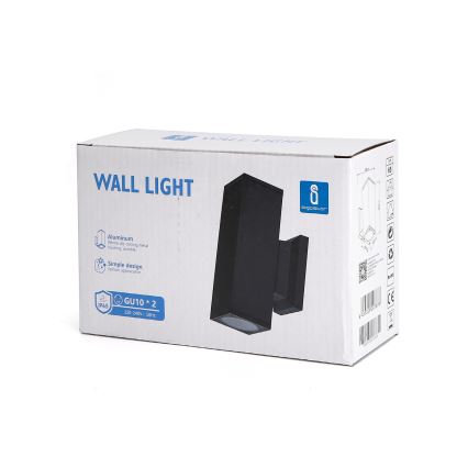 Čierna nástenná lampa je zobrazená na obale. Lampa je z hliníka, má jednoduchý dizajn a je označená ako IP65, GU10 * 2, 230-240V, 50Hz. Balenie obsahuje text „WALL LIGHT“.
