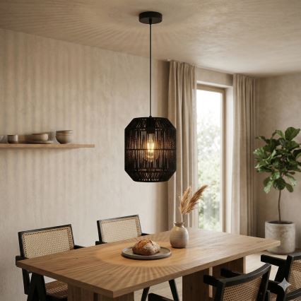 Lampa z tmavosivej šnúry, visí, má štvorhranný tvar. Súčasťou je stropná rozeta a kábel s objímkou.