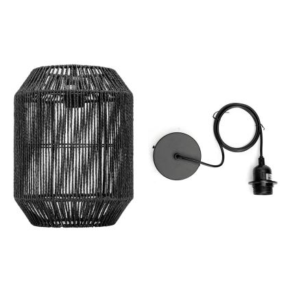 Závesná lampa z čierneho špagátu visí. Jej súčasťou je čierny kovový držiak pre žiarovku. Lampa je zhotovená z vertikálne prepleteného špagátu.
