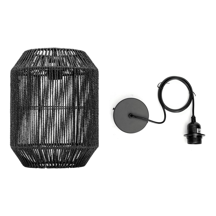 Závesná lampa z čierneho špagátu visí. Jej súčasťou je čierny kovový držiak pre žiarovku. Lampa je zhotovená z vertikálne prepleteného špagátu.