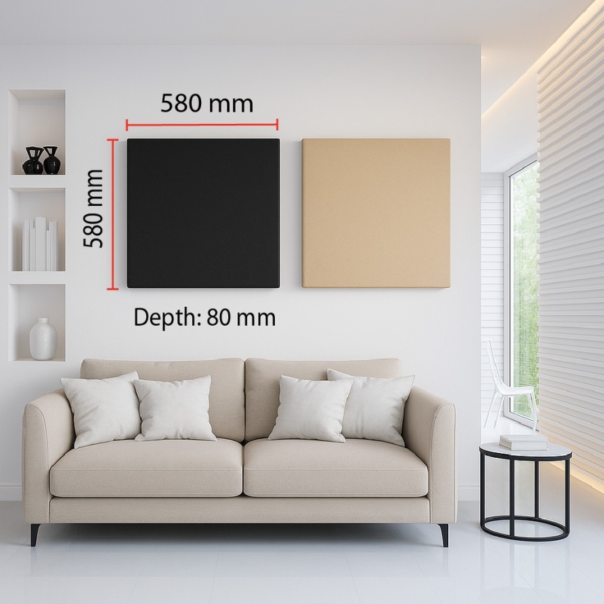 Čierna štvorcová maľba s rozmermi 580 x 580 mm a hĺbkou 80 mm visí na stene vedľa béžovej maľby. Nábytok: pohovka v svetlo béžovej farbe.