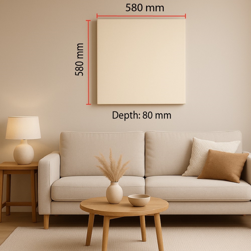 Svetlo béžový štvorcový obraz visí na stene nad svetlo béžovou pohovkou. Rozmery obrazu: 580 mm x 580 mm, hĺbka 80 mm. Na konferenčnom stolíku pred pohovkou je váza s ozdobnou trávou a miska.
