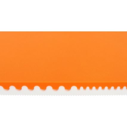 Pomarančová podložka s vlnitým bielym okrajom leží na bielom pozadí.