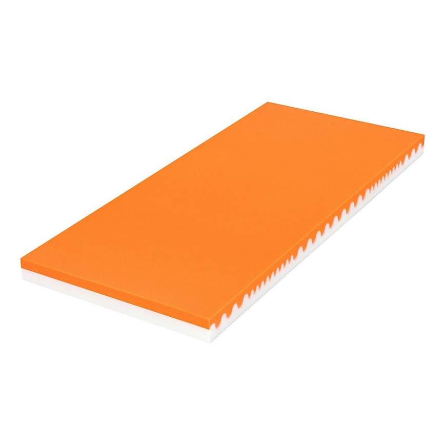 Pomarančovo-biela matrac leží na bielom pozadí. Je obdĺžniková, s vrchnou oranžovou vrstvou a zvlneným bielym okrajom.