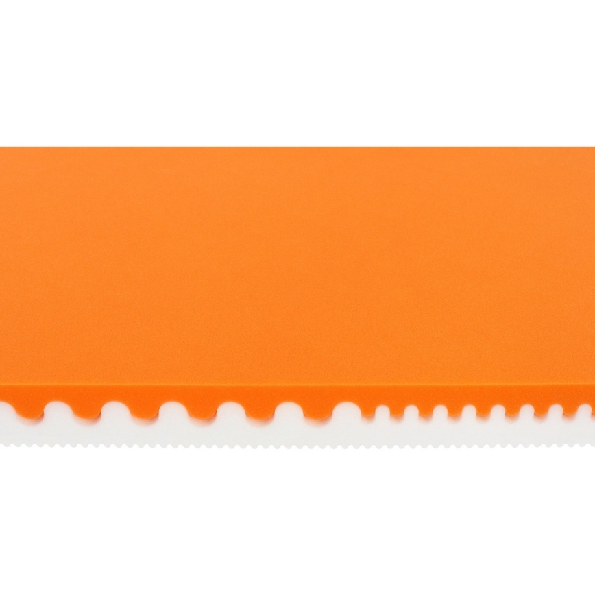 Pomarančová doska s bielym zvlneným okrajom leží na bielom pozadí.