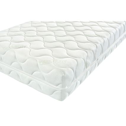 Matrac s prešívanou štruktúrou je umiestnený pod uhlom na bielom pozadí. Matrac má viditeľný zips.